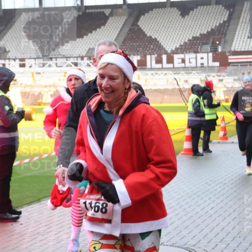 07.12.2025 - St. Pauli X-Mass-Run No. 15 Luisa Fischer http://msf.ph/oto/9386431 07.12.2025 11:40:42 Ziel 1168, 1168, 1169, 1533, 1756, 1838, 1843, 2031, 2144, 2416, 2417, 2561, 2713, 3554, 3824, 3825, 3850 meine-sportfotos.de