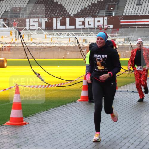 07.12.2025 - St. Pauli X-Mass-Run No. 15 Luisa Fischer http://msf.ph/oto/9386435 07.12.2025 11:40:43 Ziel 37, 2144, 3824, 1533, 1061, 1168, 1169, 1533, 1756, 1838, 1843, 2031, 2144, 2416, 2417, 2561, 2713, 3554, 3824, 3825, 3850 meine-sportfotos.de