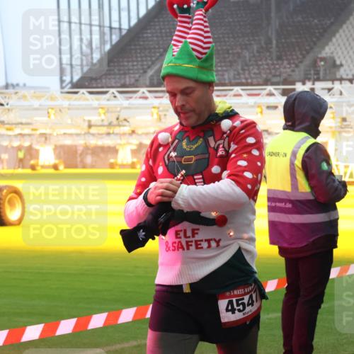 07.12.2025 - St. Pauli X-Mass-Run No. 15 Luisa Fischer http://msf.ph/oto/9386436 07.12.2025 10:20:07 Ziel 4541, 658, 661, 2750, 3011, 3013, 3695, 3893, 4038, 4074, 4115, 4466 meine-sportfotos.de