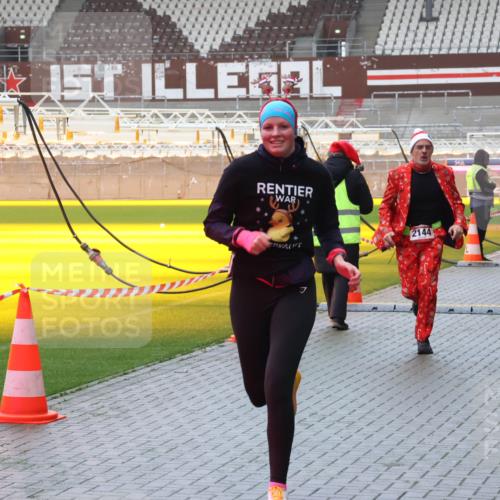 07.12.2025 - St. Pauli X-Mass-Run No. 15 Luisa Fischer http://msf.ph/oto/9386437 07.12.2025 11:40:43 Ziel 2144, 382, 1533, 1061, 1168, 1169, 1533, 1756, 1838, 1843, 2031, 2144, 2416, 2417, 2561, 2713, 3554, 3824, 3825, 3850 meine-sportfotos.de