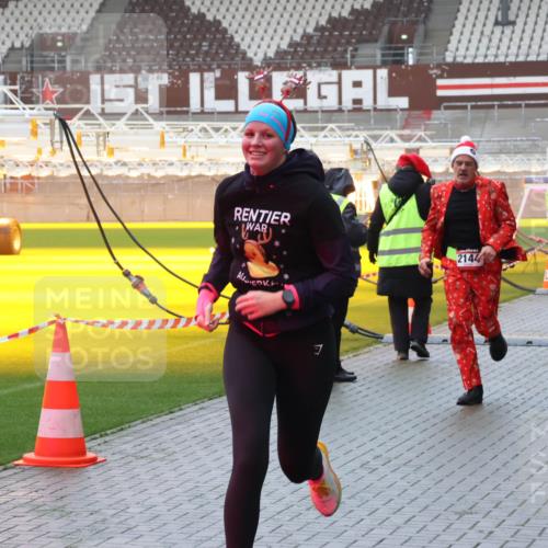 07.12.2025 - St. Pauli X-Mass-Run No. 15 Luisa Fischer http://msf.ph/oto/9386440 07.12.2025 11:40:44 Ziel 2144, 3824, 1533, 1061, 1168, 1169, 1533, 1756, 1838, 1843, 2031, 2144, 2416, 2417, 2561, 2713, 3554, 3824, 3825, 3850 meine-sportfotos.de