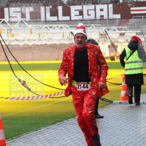 07.12.2025 - St. Pauli X-Mass-Run No. 15 Luisa Fischer http://msf.ph/oto/9386447 07.12.2025 11:40:45 Ziel 15, 2144, 1061, 1168, 1169, 1533, 1756, 1838, 1843, 2031, 2144, 2416, 2417, 2561, 2713, 3554, 3824, 3825, 3850 meine-sportfotos.de