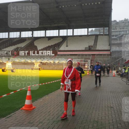 07.12.2025 - St. Pauli X-Mass-Run No. 15 Fabian Wolf http://msf.ph/oto/9386453 07.12.2025 10:15:39 Ziel 2641, 2645, 2652, 2658, 2659, 2745, 3053, 4455 meine-sportfotos.de