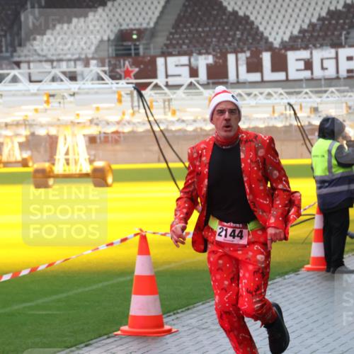 07.12.2025 - St. Pauli X-Mass-Run No. 15 Luisa Fischer http://msf.ph/oto/9386454 07.12.2025 11:40:46 Ziel 2144, 1061, 1168, 1169, 1533, 1756, 1838, 1843, 2031, 2144, 2416, 2417, 2561, 2713, 3554, 3824, 3825, 3850 meine-sportfotos.de