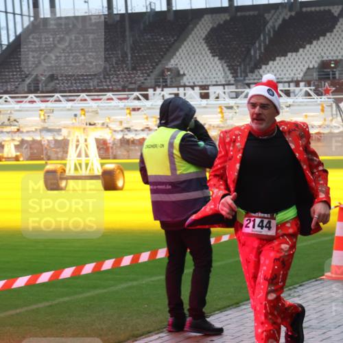 07.12.2025 - St. Pauli X-Mass-Run No. 15 Luisa Fischer http://msf.ph/oto/9386461 07.12.2025 11:40:47 Ziel 2144, 52, 1061, 1168, 1169, 1533, 1756, 1838, 1843, 2031, 2144, 2416, 2417, 2713, 3554, 3824, 3825, 3850 meine-sportfotos.de