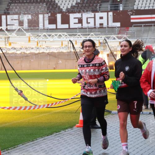 07.12.2025 - St. Pauli X-Mass-Run No. 15 Luisa Fischer http://msf.ph/oto/9386466 07.12.2025 11:40:49 Ziel 387, 4, 1533, 52, 1061, 1168, 1169, 1533, 1756, 2031, 2144, 2416, 2417, 2713, 3554, 3824, 3825, 3850 meine-sportfotos.de