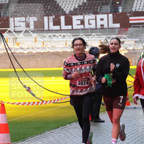 07.12.2025 - St. Pauli X-Mass-Run No. 15 Luisa Fischer http://msf.ph/oto/9386475 07.12.2025 11:40:49 Ziel 1, 15, 3824, 1533, 52, 1061, 1168, 1169, 1533, 1756, 2031, 2144, 2416, 2417, 2713, 3554, 3824, 3825, 3850 meine-sportfotos.de