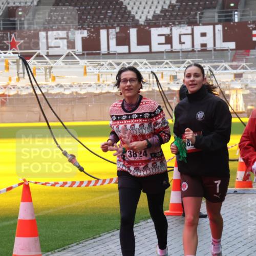 07.12.2025 - St. Pauli X-Mass-Run No. 15 Luisa Fischer http://msf.ph/oto/9386476 07.12.2025 11:40:49 Ziel 38, 24, 8, 7, 15, 1533, 52, 1061, 1168, 1169, 1533, 1756, 2031, 2144, 2416, 2417, 2713, 3554, 3824, 3825, 3850 meine-sportfotos.de