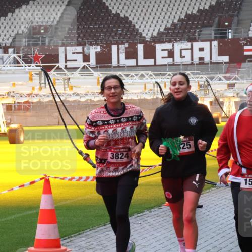 07.12.2025 - St. Pauli X-Mass-Run No. 15 Luisa Fischer http://msf.ph/oto/9386477 07.12.2025 11:40:50 Ziel 3824, 25, 45, 1533, 52, 726, 727, 1061, 1168, 1169, 1533, 1756, 2031, 2144, 2416, 2417, 2713, 3554, 3824, 3825, 3850 meine-sportfotos.de