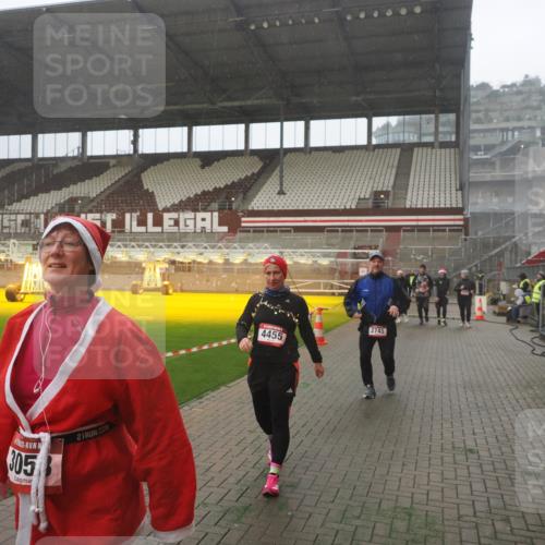 07.12.2025 - St. Pauli X-Mass-Run No. 15 Fabian Wolf http://msf.ph/oto/9386478 07.12.2025 10:15:40 Ziel 2641, 2645, 2652, 2658, 2659, 2745, 3053, 4455 meine-sportfotos.de