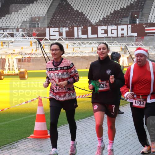 07.12.2025 - St. Pauli X-Mass-Run No. 15 Luisa Fischer http://msf.ph/oto/9386479 07.12.2025 11:40:50 Ziel 38, 825, 7, 1533, 52, 726, 727, 1061, 1168, 1169, 1533, 1756, 2031, 2144, 2416, 2417, 2713, 3554, 3824, 3825, 3850 meine-sportfotos.de