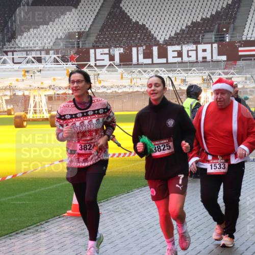 07.12.2025 - St. Pauli X-Mass-Run No. 15 Luisa Fischer http://msf.ph/oto/9386480 07.12.2025 11:40:50 Ziel 3824, 3825, 7, 1533, 1756, 52, 726, 727, 1061, 1168, 1169, 1533, 1756, 2031, 2144, 2416, 2417, 2713, 3554, 3824, 3825, 3850 meine-sportfotos.de