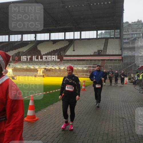 07.12.2025 - St. Pauli X-Mass-Run No. 15 Fabian Wolf http://msf.ph/oto/9386481 07.12.2025 10:15:40 Ziel 2641, 2645, 2652, 2658, 2659, 2745, 3053, 4455 meine-sportfotos.de