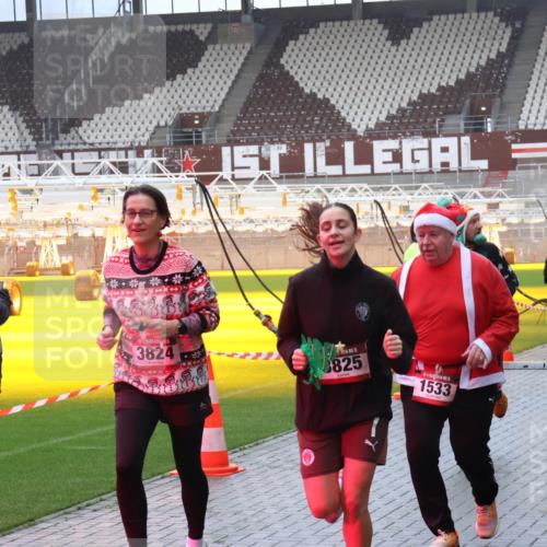 07.12.2025 - St. Pauli X-Mass-Run No. 15 Luisa Fischer http://msf.ph/oto/9386483 07.12.2025 11:40:51 Ziel 3824, 8825, 1533, 1756, 52, 726, 727, 1061, 1168, 1169, 1533, 1756, 2031, 2144, 2416, 2417, 2713, 2865, 3554, 3824, 3825, 3850 meine-sportfotos.de