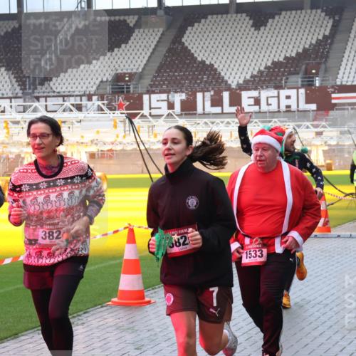 07.12.2025 - St. Pauli X-Mass-Run No. 15 Luisa Fischer http://msf.ph/oto/9386484 07.12.2025 11:40:51 Ziel 382, 382, 7, 1533, 1756, 52, 726, 727, 1061, 1168, 1169, 1533, 1756, 2031, 2144, 2416, 2417, 2713, 2865, 3554, 3824, 3825, 3850 meine-sportfotos.de