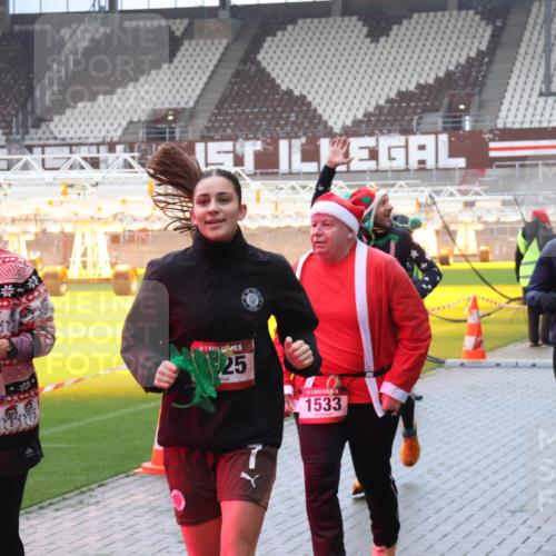 07.12.2025 - St. Pauli X-Mass-Run No. 15 Luisa Fischer http://msf.ph/oto/9386486 07.12.2025 11:40:51 Ziel 3824, 5, 925, 1533, 1756, 52, 726, 727, 1061, 1168, 1169, 1533, 1756, 2031, 2144, 2416, 2417, 2713, 2865, 3554, 3824, 3825, 3850 meine-sportfotos.de