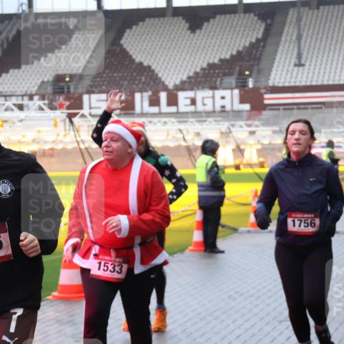 07.12.2025 - St. Pauli X-Mass-Run No. 15 Luisa Fischer http://msf.ph/oto/9386492 07.12.2025 11:40:52 Ziel 1910, 15, 15, 25, 1533, 7, 1756, 52, 726, 727, 1061, 1168, 1169, 1533, 1756, 2144, 2199, 2416, 2417, 2713, 2865, 3554, 3824, 3825, 3850 meine-sportfotos.de