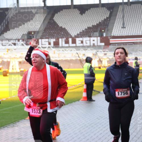 07.12.2025 - St. Pauli X-Mass-Run No. 15 Luisa Fischer http://msf.ph/oto/9386493 07.12.2025 11:40:52 Ziel 1910, 1533, 1756, 52, 726, 727, 1061, 1168, 1169, 1533, 1756, 2144, 2199, 2416, 2417, 2713, 2865, 3554, 3824, 3825, 3850 meine-sportfotos.de