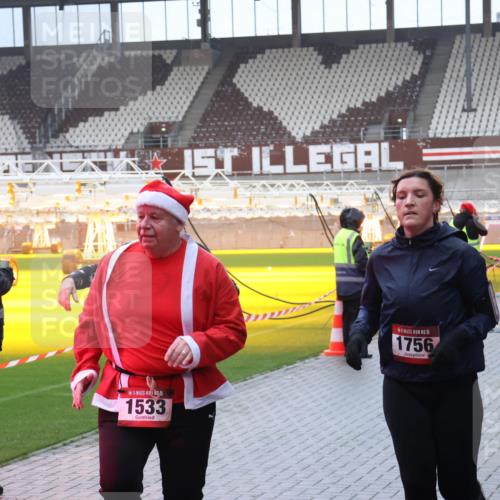 07.12.2025 - St. Pauli X-Mass-Run No. 15 Luisa Fischer http://msf.ph/oto/9386496 07.12.2025 11:40:53 Ziel 15, 1533, 15, 1756, 2416, 52, 726, 727, 1061, 1168, 1169, 1533, 1756, 2144, 2199, 2416, 2417, 2713, 2865, 3554, 3824, 3825, 3850 meine-sportfotos.de