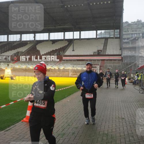 07.12.2025 - St. Pauli X-Mass-Run No. 15 Fabian Wolf http://msf.ph/oto/9386498 07.12.2025 10:15:41 Ziel 2641, 2645, 2652, 2658, 2659, 2745, 3053, 4455 meine-sportfotos.de