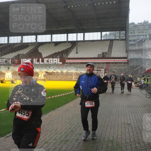 07.12.2025 - St. Pauli X-Mass-Run No. 15 Fabian Wolf http://msf.ph/oto/9386503 07.12.2025 10:15:42 Ziel 2641, 2645, 2652, 2658, 2659, 2745, 3053, 4455 meine-sportfotos.de
