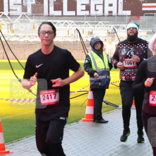 07.12.2025 - St. Pauli X-Mass-Run No. 15 Luisa Fischer http://msf.ph/oto/9386504 07.12.2025 11:40:59 Ziel 2417, 656, 1061, 2416, 52, 726, 727, 1061, 1277, 1533, 1756, 2144, 2199, 2416, 2417, 2713, 2865, 2976, 3554, 3592, 3619, 3824, 3825, 3850, 4608 meine-sportfotos.de