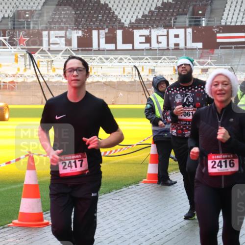 07.12.2025 - St. Pauli X-Mass-Run No. 15 Luisa Fischer http://msf.ph/oto/9386505 07.12.2025 11:40:59 Ziel 2417, 656, 5, 061, 2416, 52, 726, 727, 1061, 1277, 1533, 1756, 2144, 2199, 2416, 2417, 2713, 2865, 2976, 3554, 3592, 3619, 3824, 3825, 3850, 4608 meine-sportfotos.de