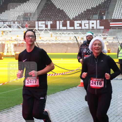 07.12.2025 - St. Pauli X-Mass-Run No. 15 Luisa Fischer http://msf.ph/oto/9386506 07.12.2025 11:40:59 Ziel 2417, 15, 2416, 52, 726, 727, 1061, 1277, 1533, 1756, 2144, 2199, 2416, 2417, 2713, 2865, 2976, 3554, 3592, 3619, 3824, 3825, 3850, 4608 meine-sportfotos.de