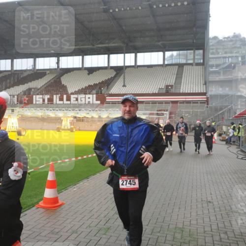 07.12.2025 - St. Pauli X-Mass-Run No. 15 Fabian Wolf http://msf.ph/oto/9386507 07.12.2025 10:15:42 Ziel 2641, 2645, 2652, 2658, 2659, 2745, 3053, 4455 meine-sportfotos.de