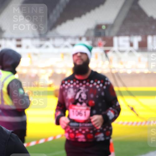 07.12.2025 - St. Pauli X-Mass-Run No. 15 Luisa Fischer http://msf.ph/oto/9386516 07.12.2025 11:41:01 Ziel 1061, 52, 726, 727, 1061, 1277, 1756, 2144, 2199, 2294, 2416, 2417, 2425, 2713, 2865, 2976, 3554, 3592, 3619, 3824, 3825, 3850, 4608 meine-sportfotos.de