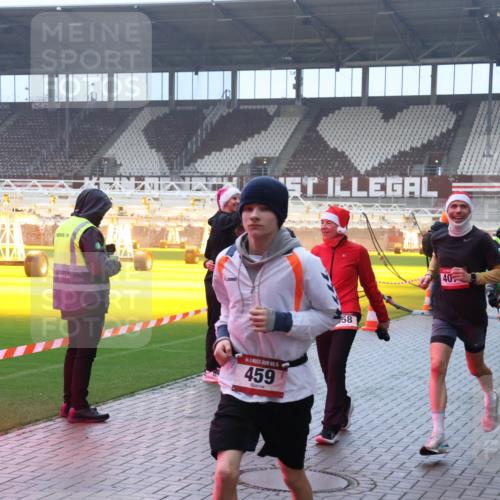 07.12.2025 - St. Pauli X-Mass-Run No. 15 Luisa Fischer http://msf.ph/oto/9386520 07.12.2025 10:20:34 Ziel 15, 459, 58, 40, 7770, 042, 447, 452, 459, 461, 478, 1364, 1553, 1903, 2187, 2238, 2751, 2855, 3473, 3832, 3846, 3871, 3893, 4042, 4071, 4116, 4503, 4523 meine-sportfotos.de