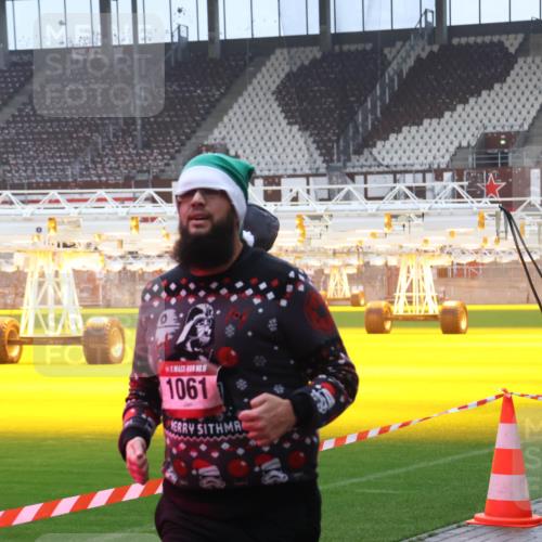 07.12.2025 - St. Pauli X-Mass-Run No. 15 Luisa Fischer http://msf.ph/oto/9386521 07.12.2025 11:41:02 Ziel 1061, 52, 726, 727, 1061, 1277, 1756, 2144, 2199, 2294, 2416, 2417, 2425, 2713, 2865, 2947, 2976, 3259, 3554, 3592, 3619, 3824, 3825, 3850, 4608 meine-sportfotos.de