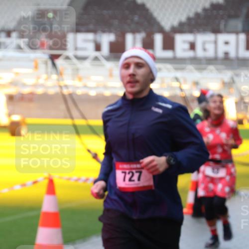 07.12.2025 - St. Pauli X-Mass-Run No. 15 Luisa Fischer http://msf.ph/oto/9386530 07.12.2025 11:41:06 Ziel 1, 727, 52, 726, 727, 1061, 1277, 1756, 2144, 2199, 2292, 2294, 2416, 2417, 2425, 2713, 2865, 2947, 2976, 3259, 3554, 3592, 3619, 3824, 3825, 3850, 3912, 4608 meine-sportfotos.de
