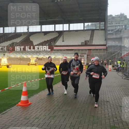 07.12.2025 - St. Pauli X-Mass-Run No. 15 Fabian Wolf http://msf.ph/oto/9386534 07.12.2025 10:15:46 Ziel 2641, 2645, 2652, 2658, 2659, 2745, 3053, 4455 meine-sportfotos.de
