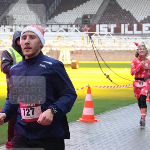 07.12.2025 - St. Pauli X-Mass-Run No. 15 Luisa Fischer http://msf.ph/oto/9386537 07.12.2025 11:41:07 Ziel 670, 15, 727, 52, 52, 726, 727, 1061, 1277, 1756, 2144, 2199, 2292, 2294, 2416, 2417, 2425, 2713, 2865, 2947, 2976, 3259, 3554, 3592, 3619, 3824, 3825, 3850, 3912, 4608 meine-sportfotos.de