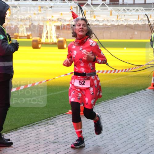 07.12.2025 - St. Pauli X-Mass-Run No. 15 Luisa Fischer http://msf.ph/oto/9386541 07.12.2025 11:41:08 Ziel 5, 52, 72, 52, 726, 727, 1061, 1277, 1756, 2144, 2199, 2292, 2294, 2416, 2417, 2425, 2713, 2865, 2947, 2976, 3259, 3554, 3592, 3619, 3824, 3825, 3850, 3912, 4608 meine-sportfotos.de