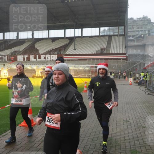 07.12.2025 - St. Pauli X-Mass-Run No. 15 Fabian Wolf http://msf.ph/oto/9386557 07.12.2025 10:15:48 Ziel 2641, 2645, 2652, 2658, 2659, 2745, 4455 meine-sportfotos.de