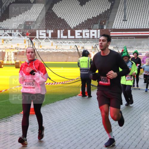 07.12.2025 - St. Pauli X-Mass-Run No. 15 Luisa Fischer http://msf.ph/oto/9386563 07.12.2025 11:41:11 Ziel 2865, 3619, 608, 2294, 292, 52, 726, 727, 1061, 1277, 1756, 2144, 2199, 2292, 2294, 2416, 2417, 2425, 2708, 2710, 2713, 2865, 2947, 2976, 3259, 3554, 3592, 3619, 3824, 3825, 3850, 3880, 3885, 3912, 4608 meine-sportfotos.de