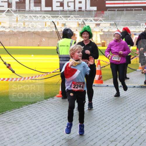 07.12.2025 - St. Pauli X-Mass-Run No. 15 Luisa Fischer http://msf.ph/oto/9386573 07.12.2025 11:41:14 Ziel 2294, 2313, 29, 2292, 52, 726, 727, 1061, 1277, 1756, 2144, 2199, 2292, 2294, 2416, 2417, 2425, 2708, 2710, 2713, 2865, 2947, 2976, 3259, 3554, 3592, 3619, 3824, 3825, 3850, 3880, 3885, 3912, 4608 meine-sportfotos.de