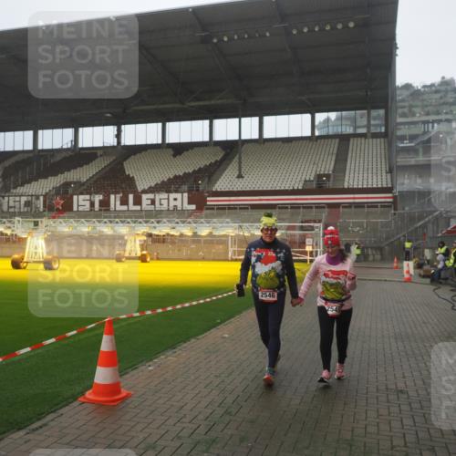 07.12.2025 - St. Pauli X-Mass-Run No. 15 Fabian Wolf http://msf.ph/oto/9386580 07.12.2025 10:16:03 Ziel 2545, 2546 meine-sportfotos.de