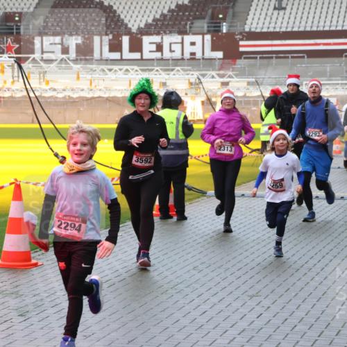 07.12.2025 - St. Pauli X-Mass-Run No. 15 Luisa Fischer http://msf.ph/oto/9386585 07.12.2025 11:41:15 Ziel 2294, 3592, 2313, 259, 2292, 2976, 52, 726, 727, 1061, 1277, 1756, 2144, 2199, 2292, 2294, 2416, 2417, 2425, 2708, 2710, 2713, 2865, 2947, 2976, 3259, 3554, 3592, 3619, 3824, 3825, 3850, 3880, 3885, 3912, 4608 meine-sportfotos.de