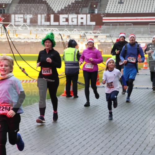 07.12.2025 - St. Pauli X-Mass-Run No. 15 Luisa Fischer http://msf.ph/oto/9386591 07.12.2025 11:41:15 Ziel 2294, 1, 3592, 2313, 59, 2292, 2976, 52, 726, 727, 1061, 1277, 1756, 2144, 2199, 2292, 2294, 2416, 2417, 2425, 2708, 2710, 2713, 2865, 2947, 2976, 3259, 3554, 3592, 3619, 3824, 3825, 3850, 3880, 3885, 3912, 4608 meine-sportfotos.de