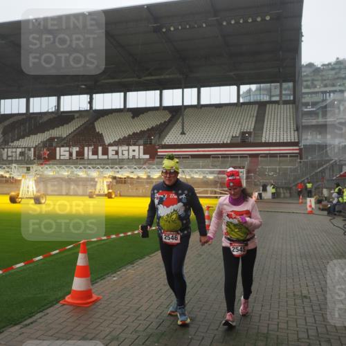 07.12.2025 - St. Pauli X-Mass-Run No. 15 Fabian Wolf http://msf.ph/oto/9386592 07.12.2025 10:16:04 Ziel 2545, 2546 meine-sportfotos.de