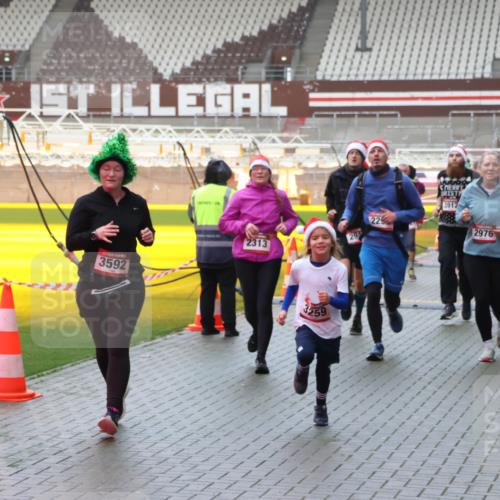 07.12.2025 - St. Pauli X-Mass-Run No. 15 Luisa Fischer http://msf.ph/oto/9386593 07.12.2025 11:41:16 Ziel 15, 294, 3592, 2313, 3259, 225, 3912, 2976, 52, 726, 727, 1061, 1277, 1756, 2144, 2199, 2292, 2294, 2416, 2417, 2425, 2708, 2710, 2713, 2865, 2947, 2976, 3259, 3554, 3592, 3619, 3824, 3825, 3850, 3880, 3885, 3912, 4608 meine-sportfotos.de