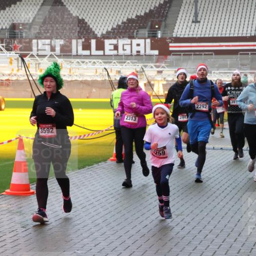 07.12.2025 - St. Pauli X-Mass-Run No. 15 Luisa Fischer http://msf.ph/oto/9386594 07.12.2025 11:41:16 Ziel 3592, 2947, 2313, 259, 2292, 2199, 391, 2976, 52, 726, 727, 1061, 1277, 1756, 2144, 2199, 2292, 2294, 2416, 2417, 2425, 2708, 2710, 2713, 2865, 2947, 2976, 3259, 3554, 3592, 3619, 3824, 3825, 3850, 3880, 3885, 3912, 4608 meine-sportfotos.de