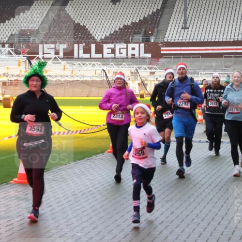 07.12.2025 - St. Pauli X-Mass-Run No. 15 Luisa Fischer http://msf.ph/oto/9386595 07.12.2025 11:41:16 Ziel 3592, 2313, 259, 2292, 3912, 2976, 2947, 3880, 52, 726, 727, 1061, 1277, 1756, 2144, 2199, 2292, 2294, 2416, 2417, 2425, 2708, 2710, 2713, 2865, 2947, 2976, 3259, 3554, 3592, 3619, 3824, 3825, 3850, 3880, 3885, 3912, 4608 meine-sportfotos.de