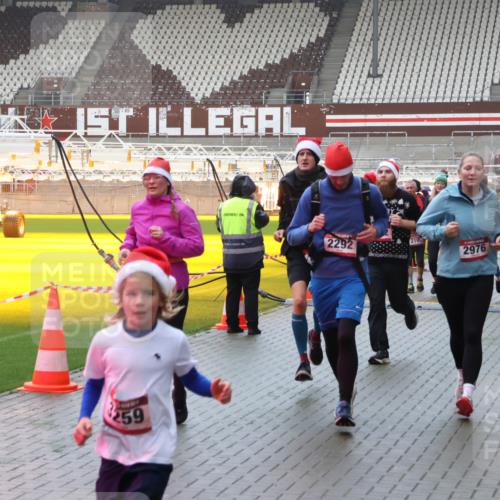 07.12.2025 - St. Pauli X-Mass-Run No. 15 Luisa Fischer http://msf.ph/oto/9386602 07.12.2025 11:41:17 Ziel 259, 2292, 2976, 3880, 52, 726, 727, 1061, 1277, 1756, 2144, 2199, 2292, 2294, 2416, 2417, 2425, 2708, 2710, 2713, 2865, 2947, 2976, 3259, 3554, 3592, 3619, 3824, 3825, 3850, 3880, 3885, 3912, 4608 meine-sportfotos.de
