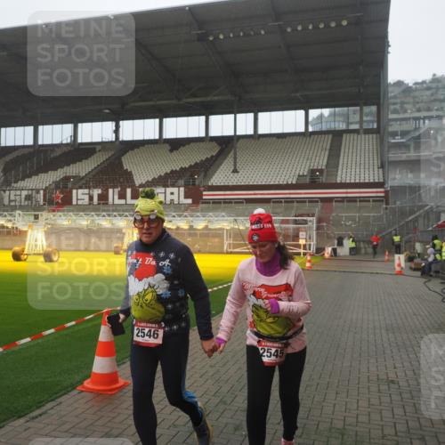 07.12.2025 - St. Pauli X-Mass-Run No. 15 Fabian Wolf http://msf.ph/oto/9386604 07.12.2025 10:16:05 Ziel 2545, 2546 meine-sportfotos.de