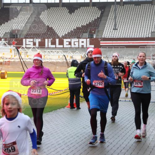 07.12.2025 - St. Pauli X-Mass-Run No. 15 Luisa Fischer http://msf.ph/oto/9386605 07.12.2025 11:41:18 Ziel 59, 2313, 2292, 12, 219, 2976, 3880, 52, 726, 727, 1061, 1277, 1756, 2144, 2199, 2292, 2294, 2416, 2417, 2425, 2708, 2710, 2713, 2865, 2947, 2976, 3259, 3554, 3592, 3619, 3748, 3824, 3825, 3850, 3880, 3885, 3912, 4608 meine-sportfotos.de