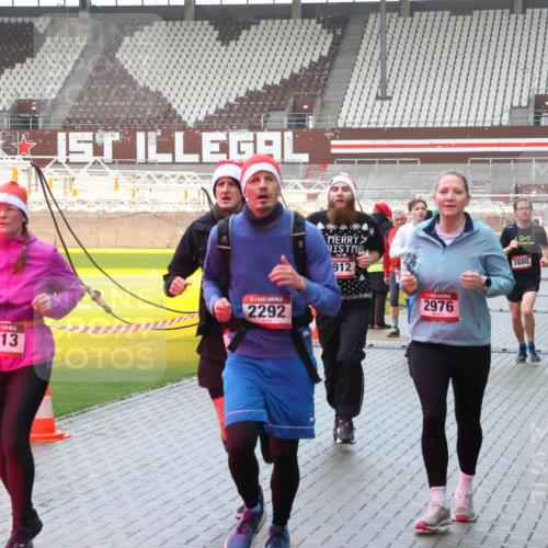 07.12.2025 - St. Pauli X-Mass-Run No. 15 Luisa Fischer http://msf.ph/oto/9386609 07.12.2025 11:41:18 Ziel 2313, 2292, 912, 2976, 3880, 52, 726, 727, 1061, 1277, 1756, 2144, 2199, 2292, 2294, 2416, 2417, 2425, 2708, 2710, 2713, 2865, 2947, 2976, 3259, 3554, 3592, 3619, 3748, 3824, 3825, 3850, 3880, 3885, 3912, 4608 meine-sportfotos.de